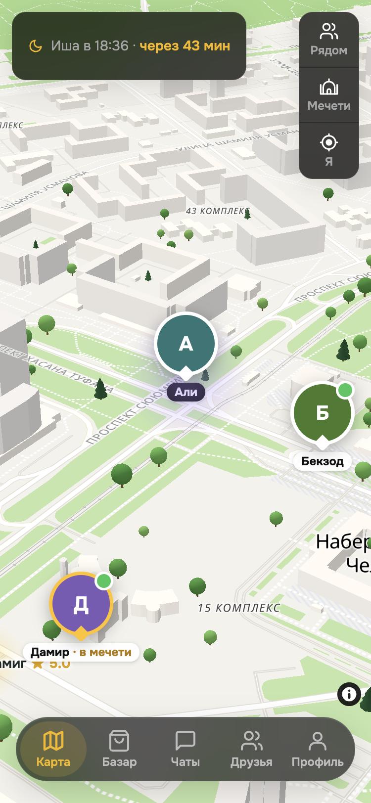 Экран Hopzi: карта Набережных Челнов, метки друзей, один из них отмечен «в мечети», сверху время следующего намаза